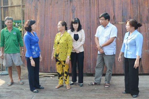 Lãnh đạo tỉnh An Giang thăm hỏi các hộ dân bị ảnh hưởng bởi giông, lốc ở huyện Phú Tân