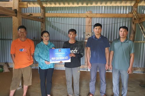 Bàn giao 7 nhà đại đoàn kết tặng hộ nghèo huyện Tủa Chùa