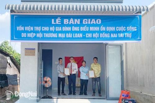 Bàn giao 2 căn nhà kiên cố cho đồng bào dân tộc thiểu số khó khăn tại Định Quán