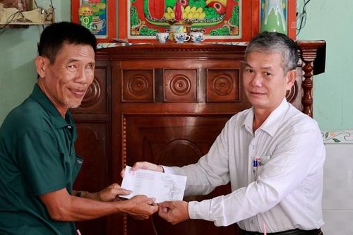 Đoàn công tác của tỉnh thăm, tặng quà gia đình chính sách tại huyện Tháp Mười