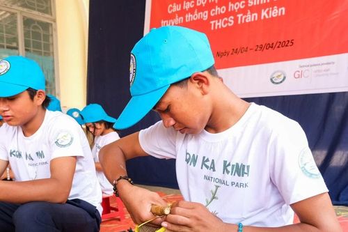 Truyền dạy nghề đan lát cho 40 học sinh Bahnar xã Hà Đông