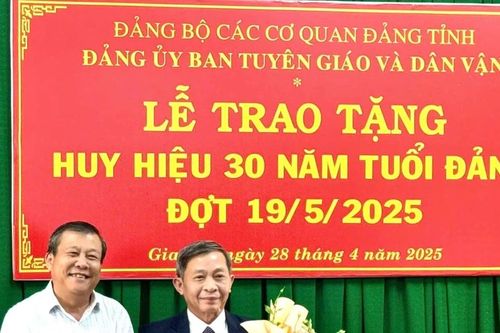 Trao Huy hiệu 30 năm tuổi Đảng cho nguyên Trưởng ban Tuyên giáo Tỉnh ủy Gia Lai Huỳnh Thế Mạnh