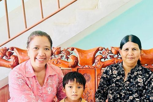 Sở Y tế tỉnh Gia Lai trao tiền hỗ trợ em Nêu