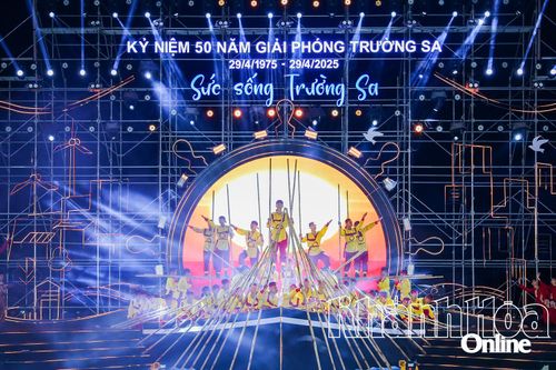 Tổng duyệt chương trình chính luận nghệ thuật 'Sức sống Trường Sa'