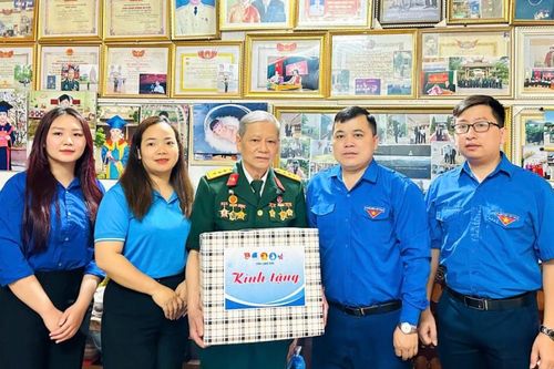 Tỉnh đoàn thăm, tặng quà gia đình chính sách