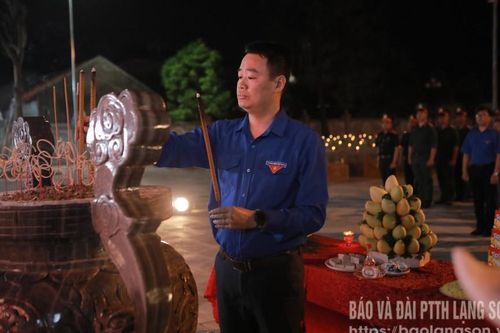 200 đoàn viên thanh niên thắp nến tri ân các anh hùng liệt sĩ