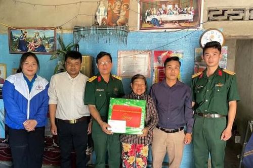 Tặng 100 suất quà cho các gia đình tại Khu Kinh tế Quốc phòng Bắc Lâm Đồng