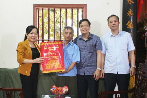 Trưởng Ban Nội chính Tỉnh ủy thăm, tặng quà thương binh, người có công tại Thanh Thủy