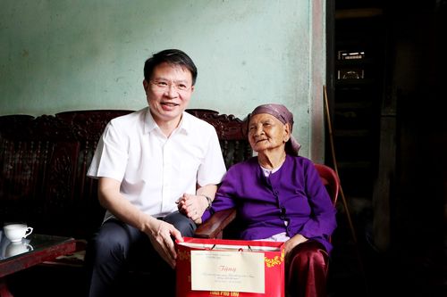 Tặng quà người có công và gia đình chính sách tại huyện Phù Ninh