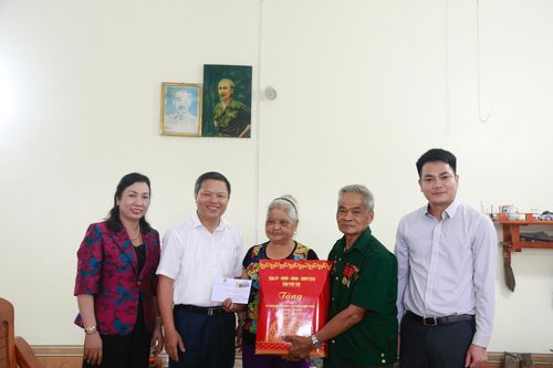 Phó Chủ tịch UBND tỉnh Phan Trọng Tấn tặng quà các thương binh, người có công tại huyện Yên Lập