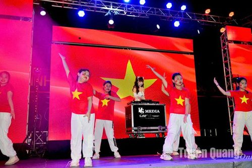 Sôi động bữa tiệc âm nhạc DJ và trình diễn dù lượn