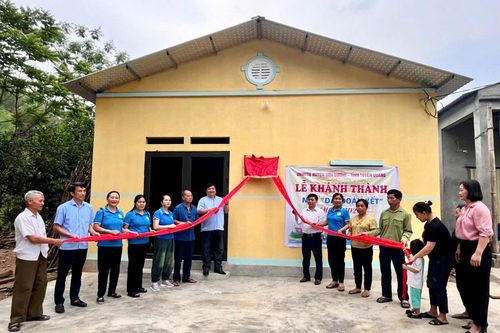 Khánh thành và bàn giao nhà Đại đoàn kết ở huyện Sơn Dương