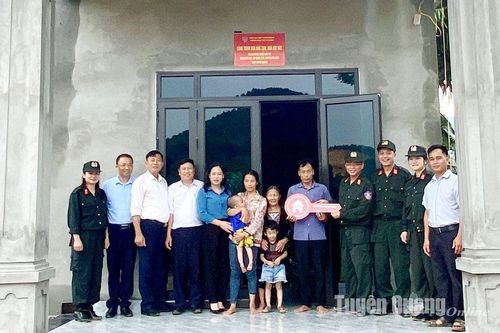 Phòng Cảnh sát cơ động bàn giao nhà mới cho gia đình anh Triệu Văn Tự
