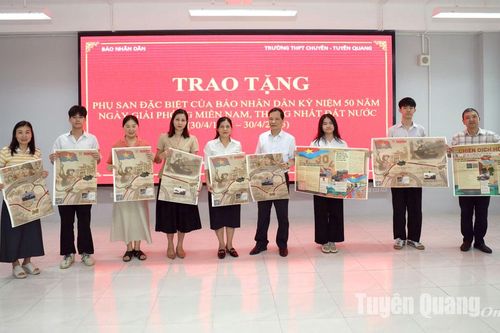 Trao tặng 500 phụ san đặc biệt của Báo Nhân Dân cho học sinh, giáo viên và bạn đọc tại Tuyên Quang