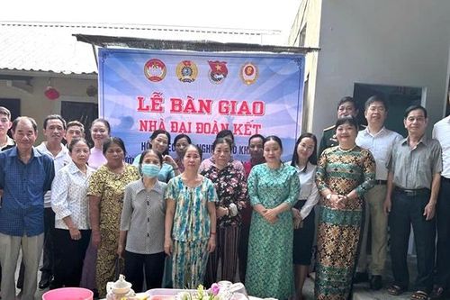 Bàn giao 8 ngôi nhà 'Đại đoàn kết' hỗ trợ người dân nghèo phường Vỹ Dạ