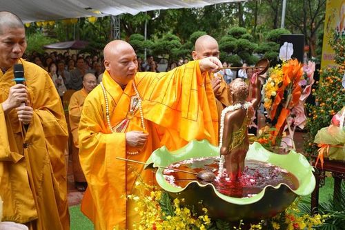 Hà Nội: Chùa Vạn Phúc và Đạo tràng Lý Triều Quốc Sư trang nghiêm Kính mừng Đại lễ Phật đản