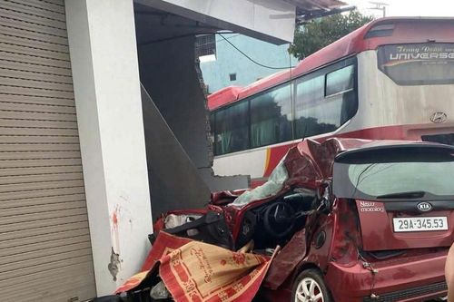 Xe con đấu đầu xe khách rồi lao vào nhà dân, 1 người tử vong, 2 người trọng thương