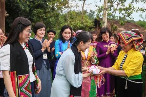 Hai phu nhân Thủ tướng Việt Nam - Nhật Bản thích thú trải nghiệm văn hóa dân tộc
