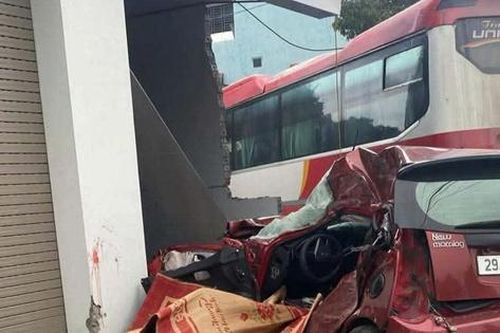 Bản tin TNGT 28/4: Xe con đấu đầu xe khách rồi lao vào nhà dân, 3 người thương vong