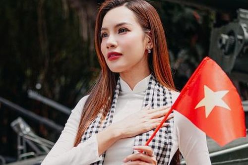 Hoa hậu Hoàng Phương thướt tha trong tà áo dài trắng, chào mừng đại lễ 30/4