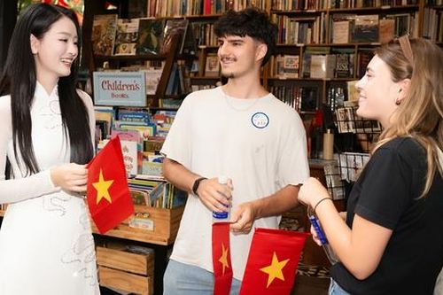 Thanh Thủy, Bùi Khánh Linh và dàn mỹ nhân Việt tặng cờ Việt Nam đến du khách quốc tế