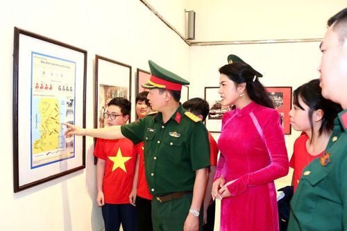 Triển lãm ảnh 'Đất nước trọn niềm vui' - Hành trình tôn vinh những dấu mốc hào hùng của dân tộc