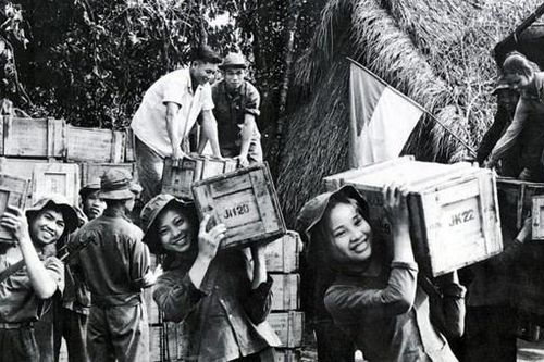 Bài 1: 'Cõng' tiền nuôi cách mạng
