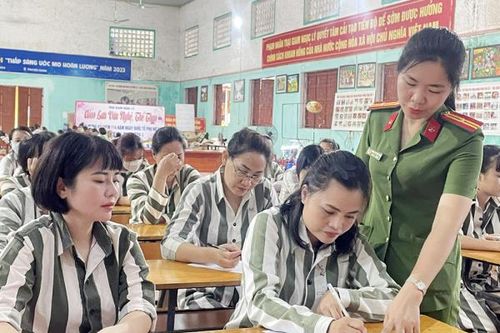Tái hòa nhập cộng đồng cho những người được đặc xá