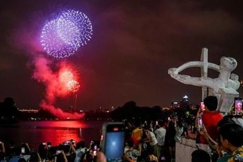 Rực rỡ pháo hoa tại Hà Nội kỷ niệm 50 năm Ngày Giải phóng miền Nam