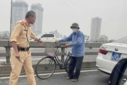 Cụ ông đạp xe ngược chiều ở làn ô tô 90km/h được CSGT đưa ra nơi an toàn