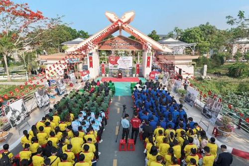 Trường Đại học Cửu Long khánh thành 'Đường cờ chiến thắng'