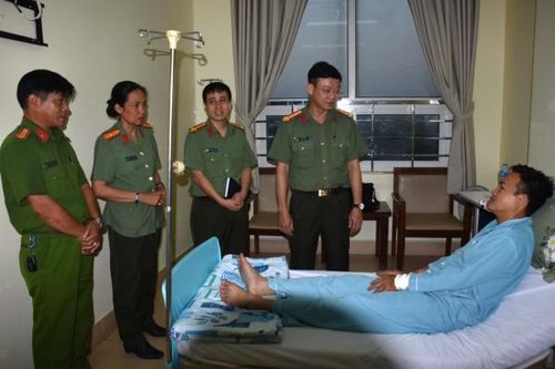 Thăm hỏi cán bộ Cảnh sát khu vực bị thương khi truy bắt tội phạm