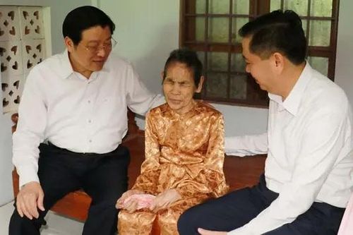 Lãnh đạo Đảng, nhà nước tặng quà gia đình chính sách Quảng Trị