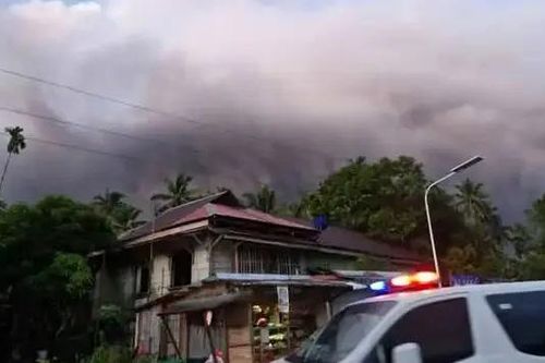 Philippines: Núi lửa Bulusan phun trào cột tro bụi cao 4.500m