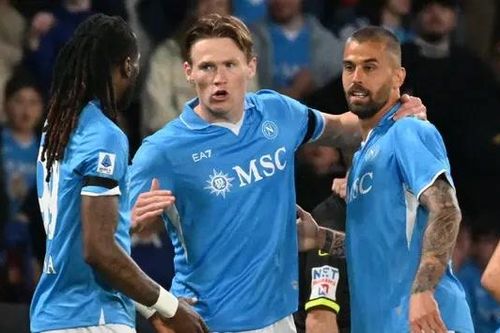 Napoli chiếm ngôi đầu Serie A