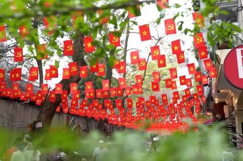Những ngõ phố rực rỡ cờ hoa