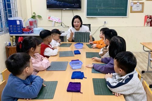 Cô giáo Phương Lan gieo yêu thương qua từng nét chữ đầu đời