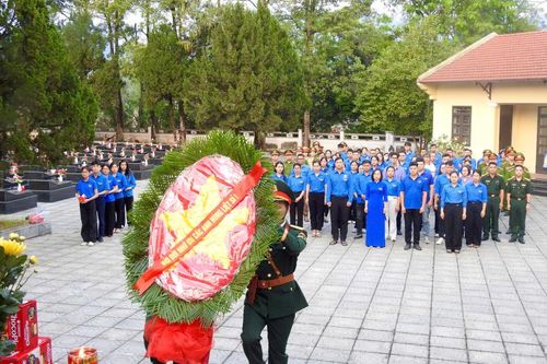 Tuổi trẻ Thành phố dâng hương, thắp nến tri ân các anh hùng liệt sĩ