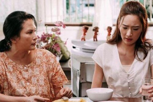 Trời nắng nóng nhưng con dâu ngày nào cũng ăn mặc kín bưng, mẹ chồng lén nhìn thì gục ngã
