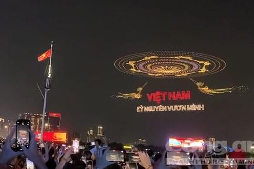Người dân TPHCM mãn nhãn với màn tổng duyệt trình diễn drone nghệ thuật rực rỡ