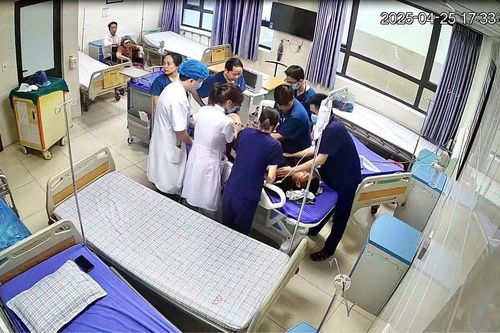 Bị người nhà bệnh nhân đấm đạp, y bác sĩ vẫn nỗ lực cấp cứu: Thông tin mới nhất