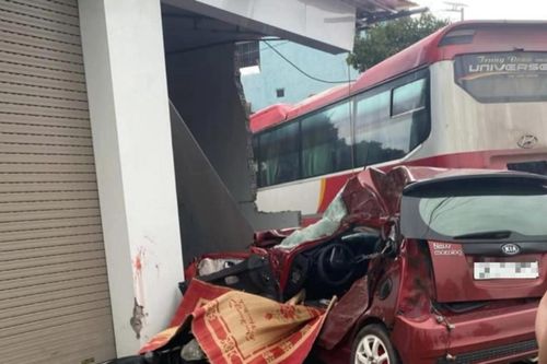 Xe khách tông liên hoàn ở Bắc Giang: Cặp vợ chồng trên ô tô thiệt mạng