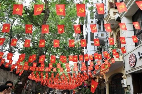 Thủ đô Hà Nội rợp cờ đỏ mừng ngày thống nhất đất nước