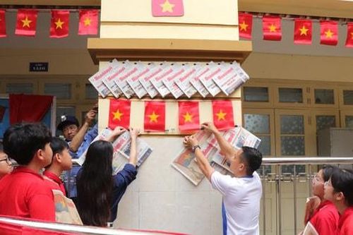 Rực rỡ cờ đỏ sao vàng tại trường học mừng 50 năm thống nhất đất nước