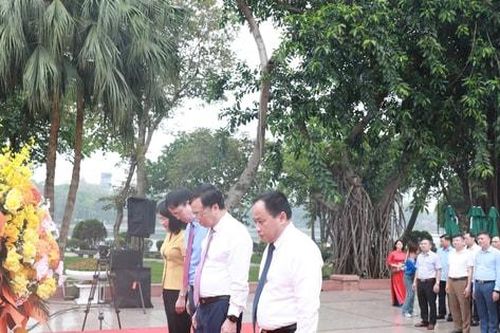 Đoàn đại biểu quận Hai Bà Trưng dâng hoa tại tượng đài Bác Hồ - Bác Tôn