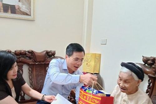 Thạch Thất: Thăm và tặng quà Bà mẹ Việt Nam Anh hùng