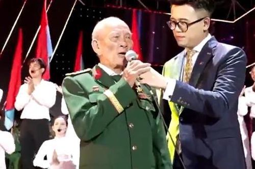 Người cựu chiến binh đi xe máy hơn ngàn km xem 'concert quốc gia'