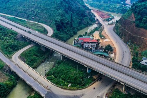 Di chuyển trên cao tốc Nội Bài - Lào Cai dịp nghỉ lễ 30/4 - 1/5, tài xế cần lưu ý gì?