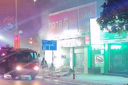 Cháy tại cửa hàng điện thoại giữa đêm ở Hà Nội