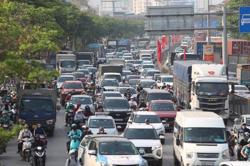 Sân bay, nhà ga, đường phố đông nghẹt người dân rời Thủ đô